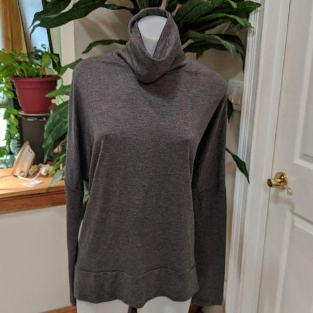 Ransom Women's Gray Drop Shoulder Turtleneck Top Size Medium